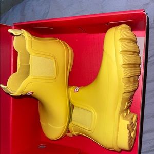 Yellow matte hunter boot never worn